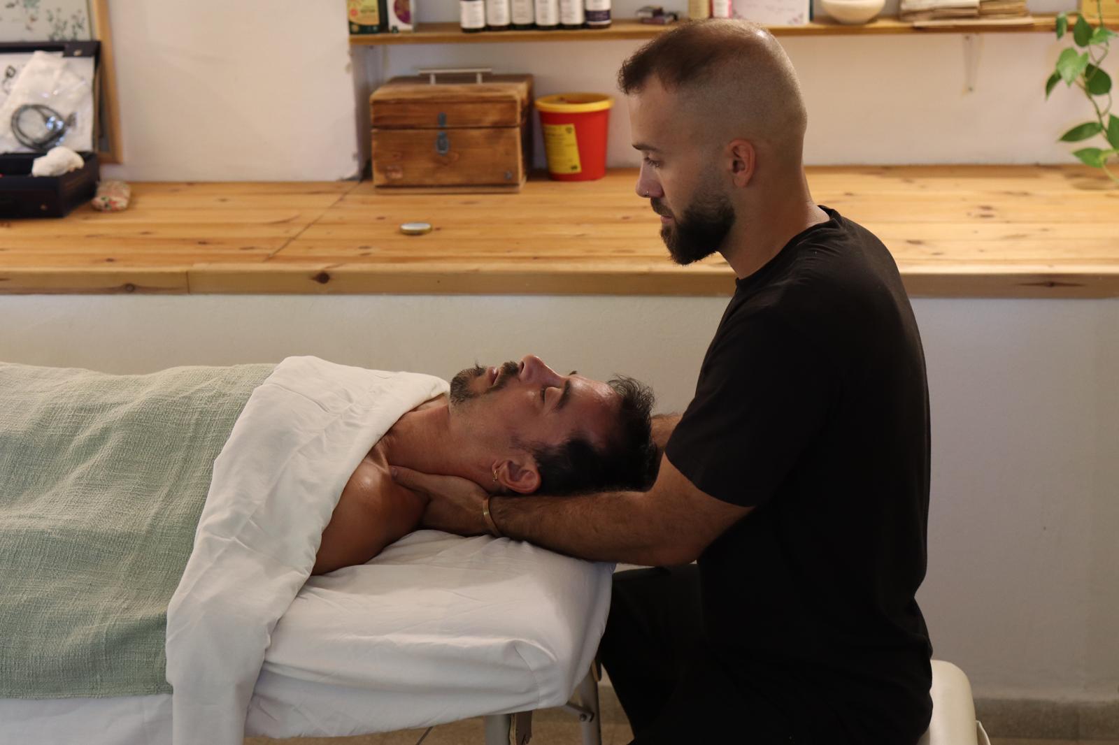 רגע מתוך טיפול בקליניקה